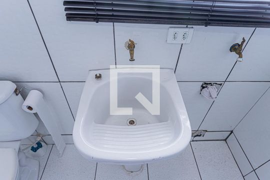 Banheiro social e área de serviço  de casa para alugar com 1 quarto, 25m² em Vila Souza, São Paulo