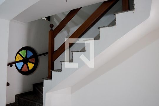 sala escada de casa para alugar com 4 quartos, 253m² em Vila Sirena, Guarulhos