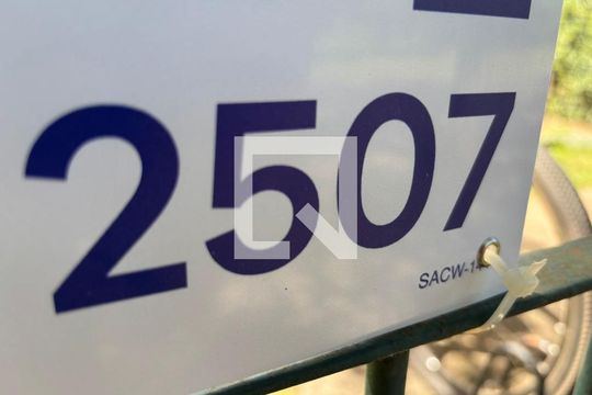Plaquinha Instalada código SACW-144 de apartamento para alugar com 3 quartos, 70m² em Humaitá, Porto Alegre