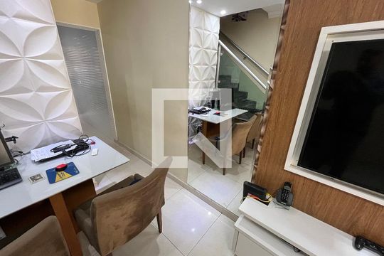 Sala  de casa à venda com 2 quartos, 66m² em Vila Carmosina, São Paulo