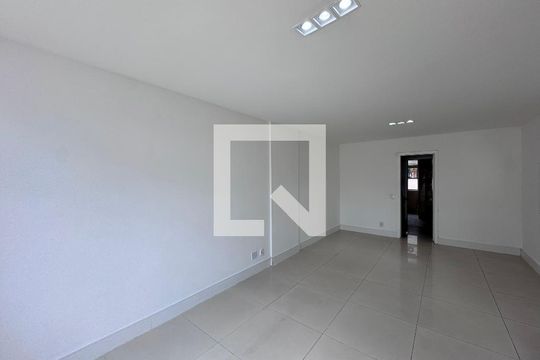 Sala de casa de condomínio à venda com 3 quartos, 480m² em Recreio dos Bandeirantes, Rio de Janeiro
