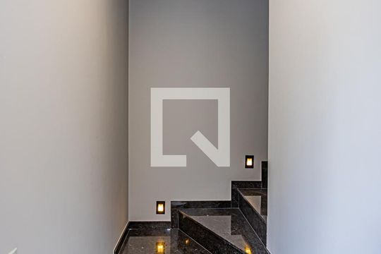 Escada de casa à venda com 3 quartos, 200m² em Parque Sao Domingos, São Paulo