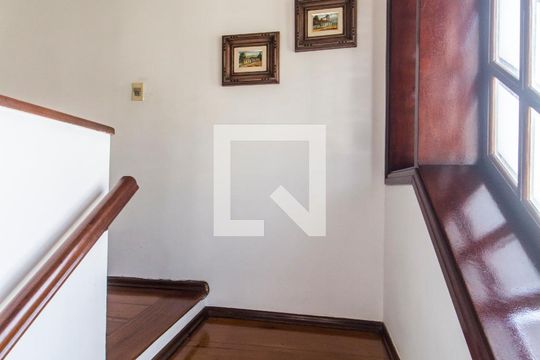 Escada de casa de condomínio para alugar com 4 quartos, 440m² em Alphaville, Santana de Parnaíba