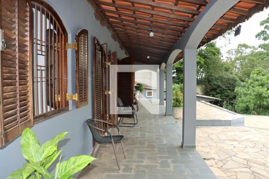 Casa para alugar com 4 quartos, 530m² em Jardim Santa Paula, Cotia
