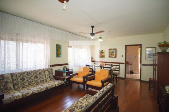 Sala 1 de casa à venda com 3 quartos, 600m² em Bom Jesus, Porto Alegre