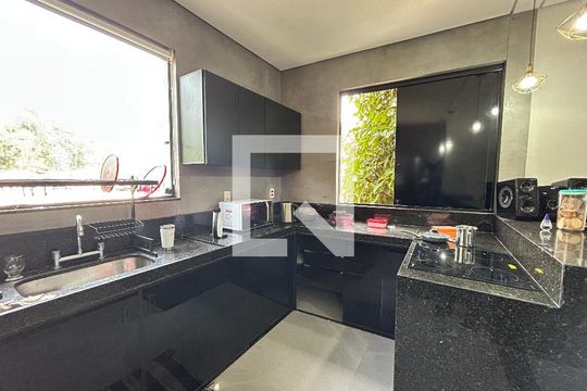 Casa à venda com 3 quartos, 599m² em Tupã, Contagem