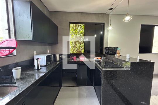 Casa à venda com 3 quartos, 599m² em Tupã, Contagem