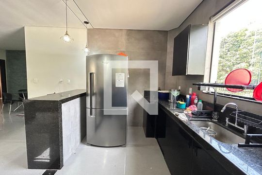 Casa à venda com 3 quartos, 599m² em Tupã, Contagem