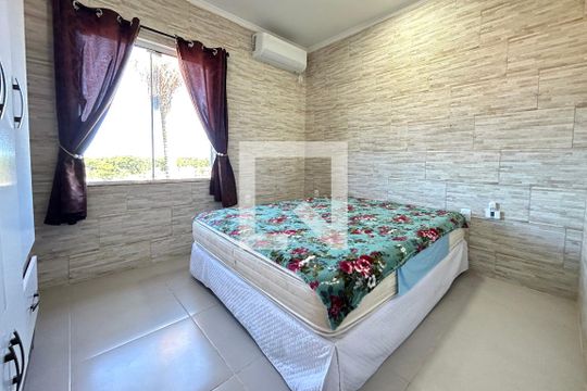 Suíte  de casa para alugar com 3 quartos, 145m² em Armação, Florianópolis