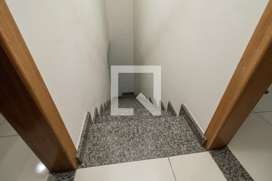 Escada de acesso quartos de casa à venda com 2 quartos, 100m² em Jardim Catarina, São Paulo