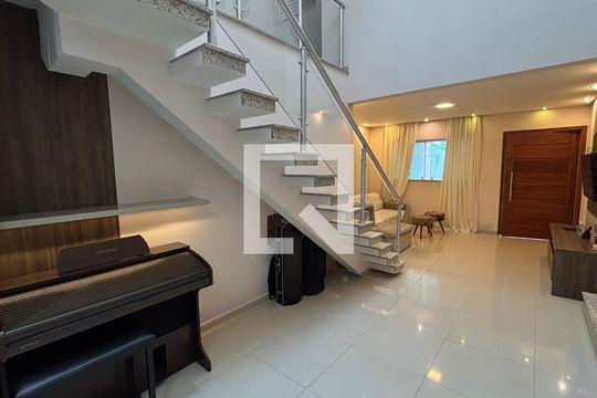 Sala de casa à venda com 3 quartos, 146m² em Vila Cecília Maria, Santo André