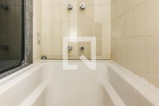 Banheiro da Suíte de apartamento à venda com 5 quartos, 260m² em Coracao de Jesus, Belo Horizonte