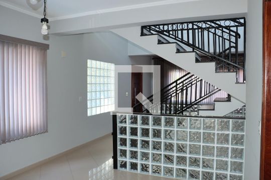 Casa de Condomínio para alugar com 3 quartos, 191m² em Rio Cotia, Cotia