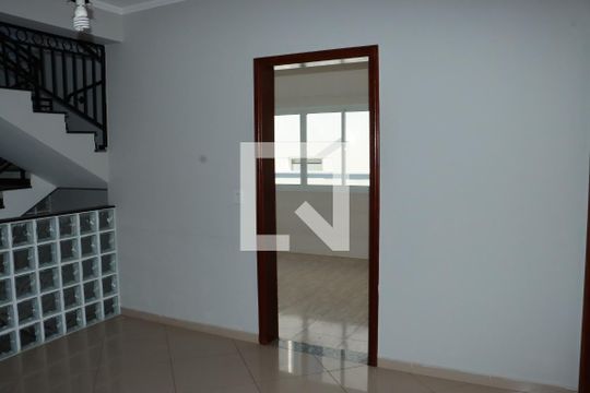Casa de Condomínio para alugar com 3 quartos, 191m² em Rio Cotia, Cotia