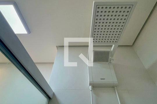 Banheiro de kitnet/studio para alugar com 1 quarto, 27m² em Vila Madalena, São Paulo
