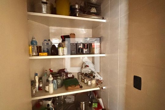 Despensa de casa de condomínio para alugar com 4 quartos, 600m² em Aldeia da Serra, Barueri