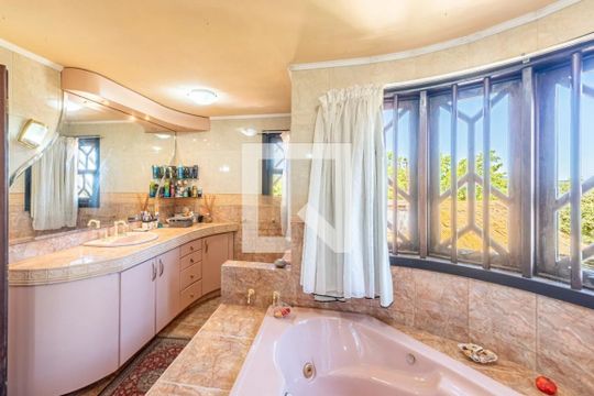 Banheiro de casa à venda com 5 quartos, 460m² em Vila Conceição, Porto Alegre