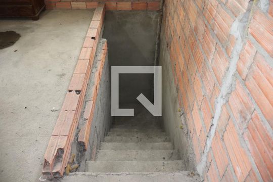 Escada acesso a Sala  de casa para alugar com 2 quartos, 305m² em Vila Izabel, Guarulhos