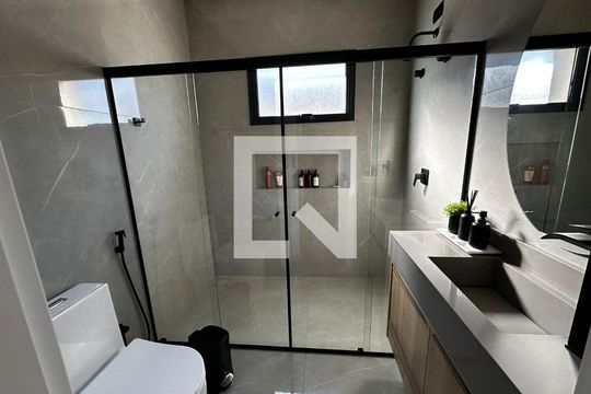 banheiro de casa de condomínio para alugar com 3 quartos, 420m² em Loteamento Residencial Arborais, Campinas
