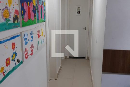 Corredor de apartamento à venda com 3 quartos, 62m² em Sarandi, Porto Alegre
