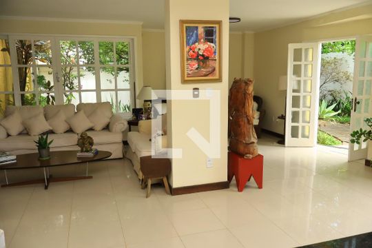 Sala de casa de condomínio para alugar com 5 quartos, 600m² em Itapuã, Salvador