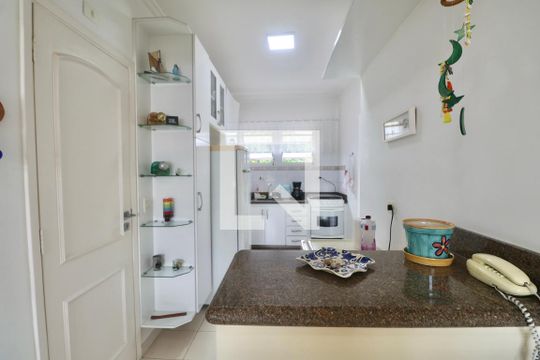Cozinha de apartamento para alugar com 3 quartos, 72m² em Balneario Guarujá, Guarujá