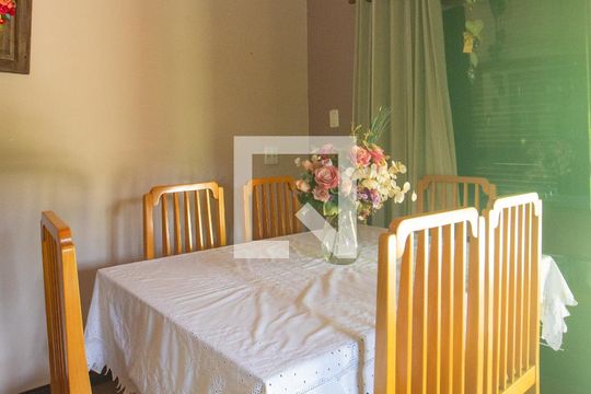 Casa à venda com 3 quartos, 300m² em Restinga, Porto Alegre