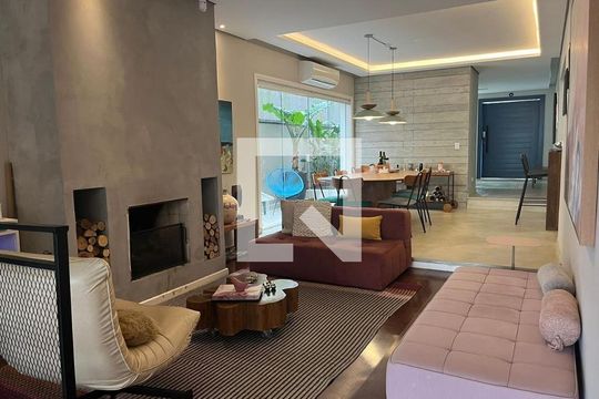 Casa para alugar com 3 quartos, 350m² em Residencial Quatro (Alphaville), Santana de Parnaíba