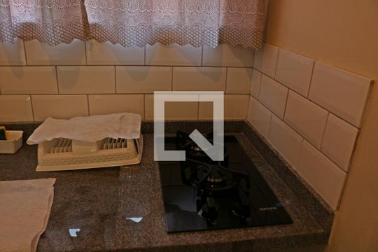 cozinha fogão de kitnet/studio para alugar com 1 quarto, 31m² em Barra da Lagoa, Florianópolis