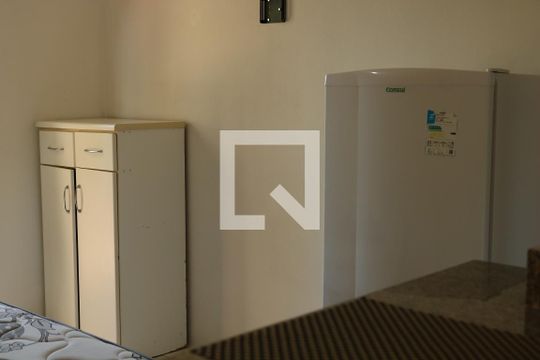 cozinha geladeira de kitnet/studio para alugar com 1 quarto, 31m² em Barra da Lagoa, Florianópolis