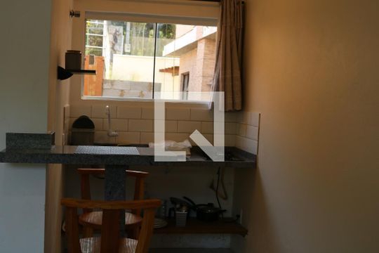 cozinha mesa de kitnet/studio para alugar com 1 quarto, 31m² em Barra da Lagoa, Florianópolis