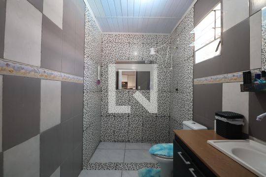 Banheiro 2 de casa à venda com 3 quartos, 120m² em Mato Grande, Canoas