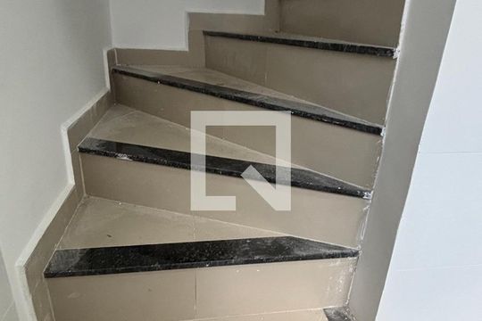 Escada de apartamento para alugar com 2 quartos, 108m² em Vila Sao Pedro, Santo André