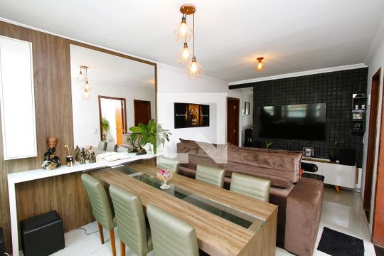 Sala 1 de casa à venda com 6 quartos, 200m² em Jk, Contagem