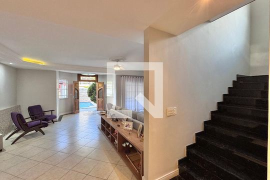 Sala de casa de condomínio à venda com 4 quartos, 310m² em Recreio dos Bandeirantes, Rio de Janeiro