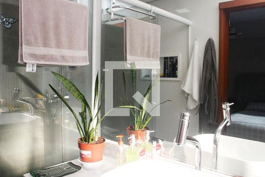Banheiro de kitnet/studio para alugar com 1 quarto, 46m² em Centro Histórico, Porto Alegre
