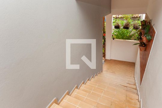Escada de casa para alugar com 3 quartos, 300m² em Jardim Florida Paulista, São Paulo