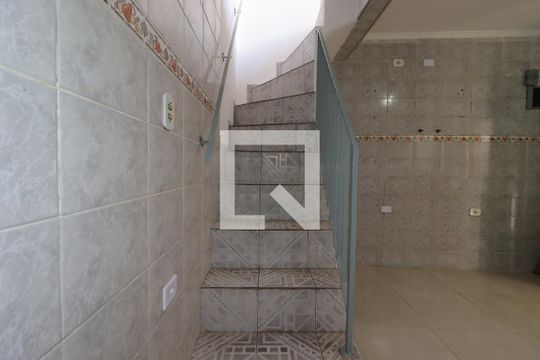 Escada para a Sala de casa para alugar com 1 quarto, 25m² em Vila Palmares, Santo André