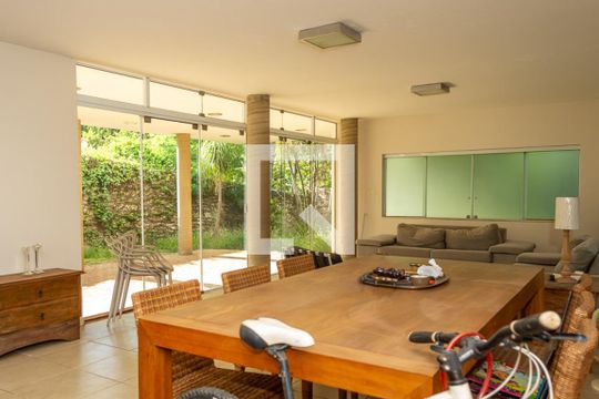 Sala de casa para alugar com 3 quartos, 441m² em Centro, Americana