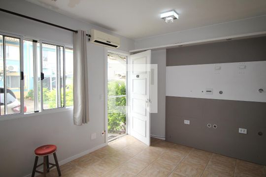 Sala de casa de condomínio à venda com 3 quartos, 80m² em Humaitá, Porto Alegre