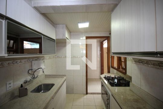 Cozinha de casa de condomínio à venda com 3 quartos, 80m² em Humaitá, Porto Alegre