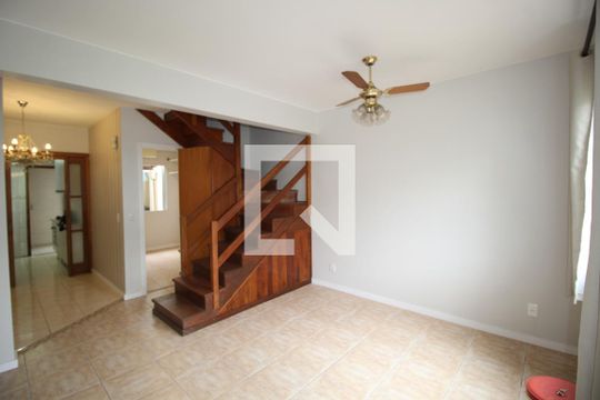Sala de casa de condomínio à venda com 3 quartos, 80m² em Humaitá, Porto Alegre