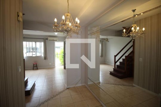 Sala de casa de condomínio à venda com 3 quartos, 80m² em Humaitá, Porto Alegre