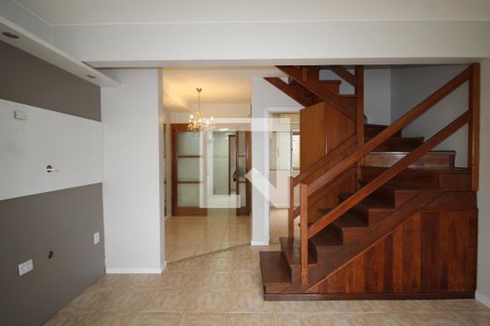 Sala de casa de condomínio à venda com 3 quartos, 80m² em Humaitá, Porto Alegre
