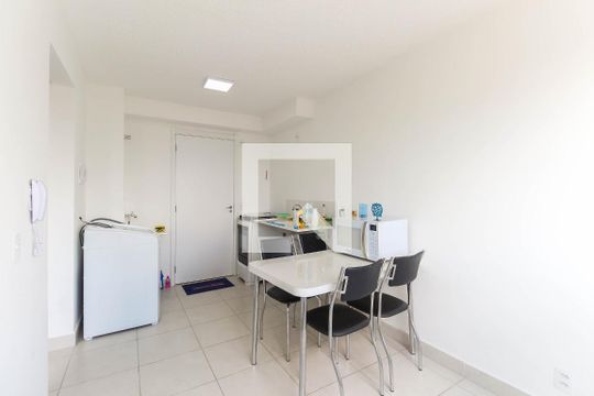 Sala - Cozinha de apartamento para alugar com 2 quartos, 31m² em Vila Carmosina, São Paulo