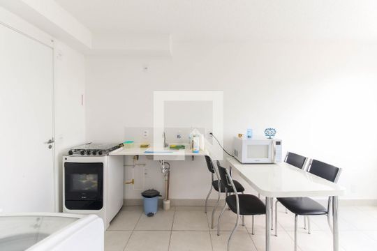 Sala - Cozinha de apartamento para alugar com 2 quartos, 31m² em Vila Carmosina, São Paulo