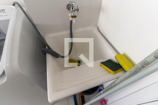 Sala - Cozinha de apartamento para alugar com 2 quartos, 31m² em Vila Carmosina, São Paulo