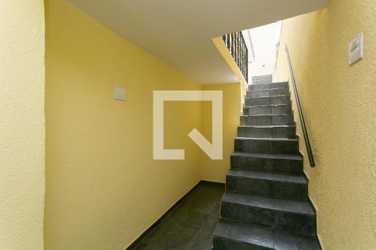 Entrada  de casa para alugar com 2 quartos, 70m² em Jardim Itapemirim, São Paulo