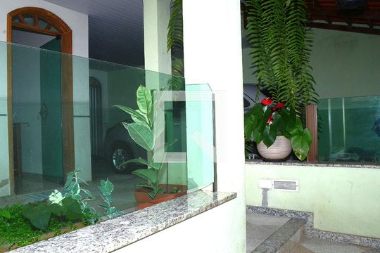Entrada de casa à venda com 3 quartos, 302m² em Vitoria, Belo Horizonte
