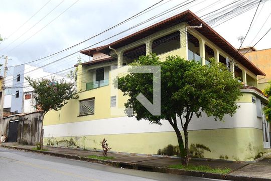 Fachada de casa à venda com 3 quartos, 302m² em Vitoria, Belo Horizonte